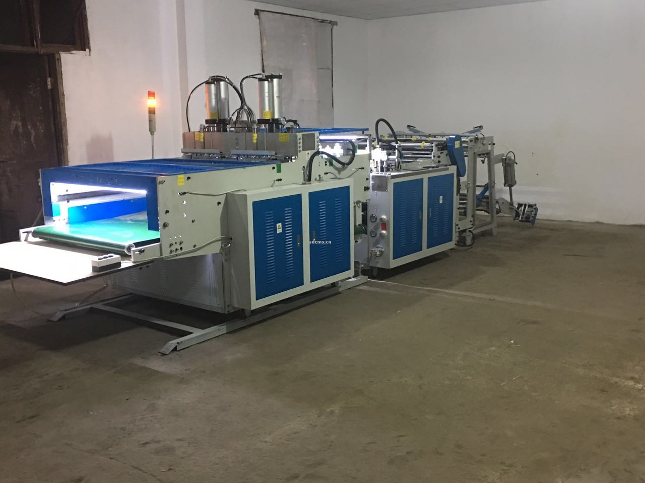 超高速制袋機 超市購物袋制袋機一、特點：本機以HDPE、LDPE筒膜為原料，是制作超市袋、背心袋、馬甲袋、市場袋的理想設(shè)備，本機具有節(jié)省人工、降低成本、一次成型、故障率低、產(chǎn)量高等特點，良好性能的色標(biāo)跟蹤儀，使封切長度更準(zhǔn)確，誤差更小。采用先進(jìn)的電腦，長度調(diào)整方便，精確。
