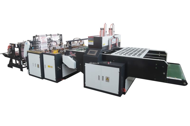 超高速制袋機 超市購物袋制袋機一、特點：本機以HDPE、LDPE筒膜為原料，是制作超市袋、背心袋、馬甲袋、市場袋的理想設(shè)備，本機具有節(jié)省人工、降低成本、一次成型、故障率低、產(chǎn)量高等特點，良好性能的色標(biāo)跟蹤儀，使封切長度更準(zhǔn)確，誤差更小。采用先進(jìn)的電腦，長度調(diào)整方便，精確。